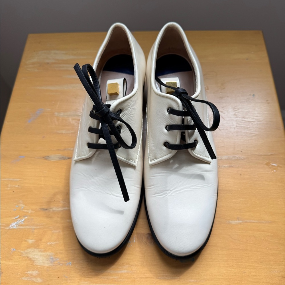 STUART WEITZMAN White Leather Lace-Up Shoes
